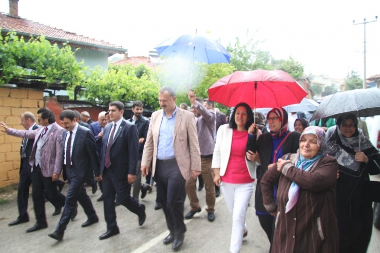 Güneykent 4. Gül Hasat Festivali Sağanak Yağışla Başladı