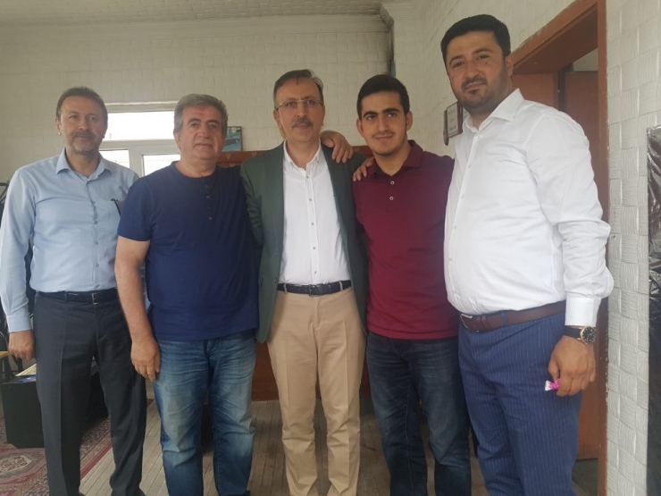 Ak Parti’de Seçim Çalışmaları Bayram Havasında Geçiyor