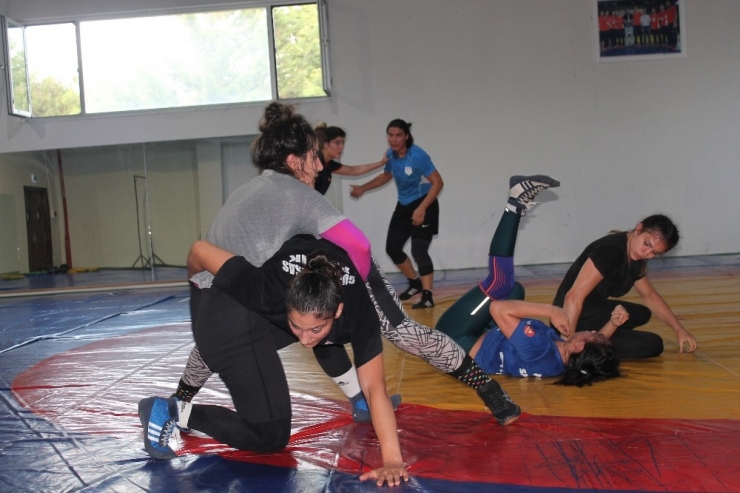 Genç Kadınlar Güreş Milli Takımı Yalova’da Kampa Girdi