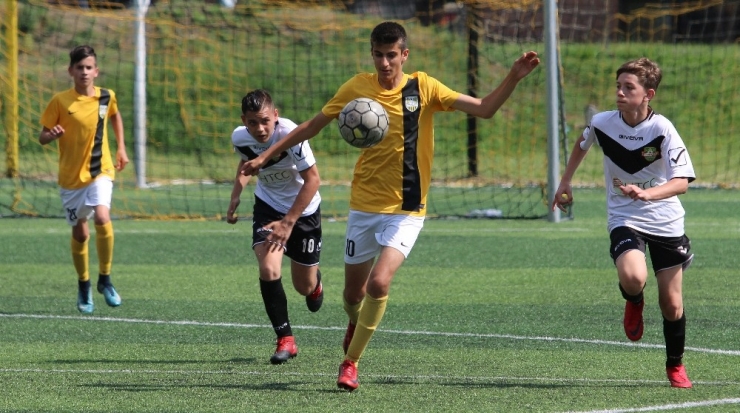 Tahir Bakır Attığı 62 Golle Macaristan’da Gol Kralı Oldu