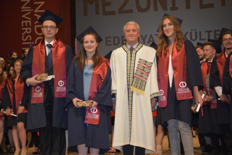 Edebiyat Fakültesi’nde Mezuniyet Coşkusu