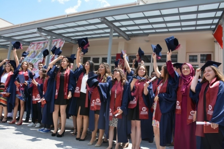 Engelliler Entegre Yüksekokulu’nda Mezuniyet Sevinci