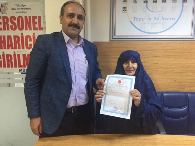 Başkan Sekmen 33 Yıllık Tapu Sorununu Çözdü