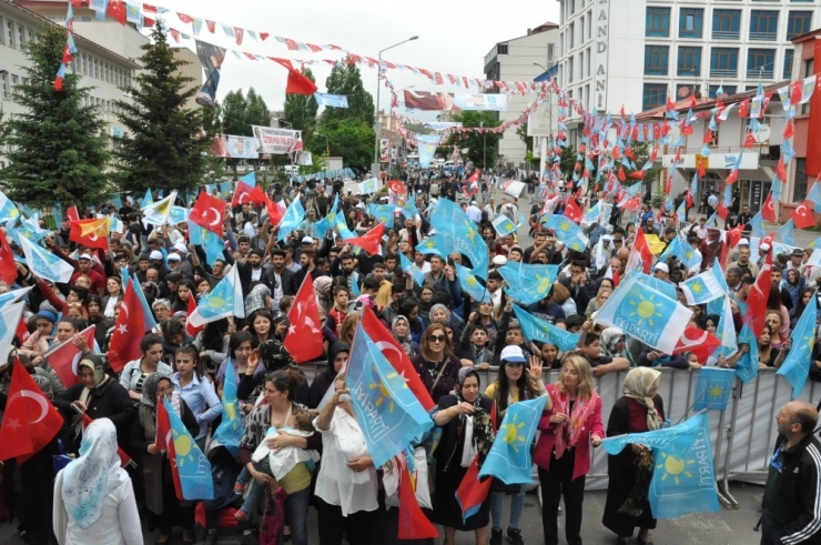 Akşener Kars’ta Beklediği İlgiyi Görmedi