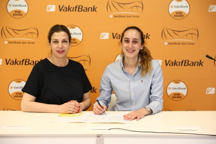 Vakıfbank, Melis, Ayça Ve Gizem İle Devam Ediyor