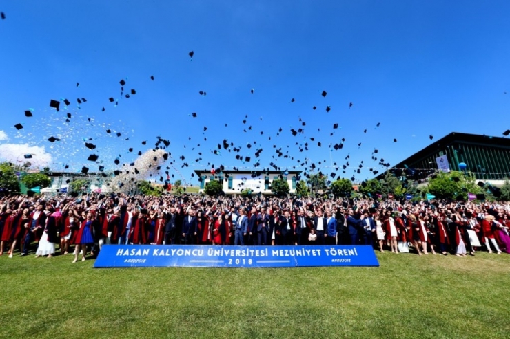 Hkü’ De Mezuniyet Coşkusu