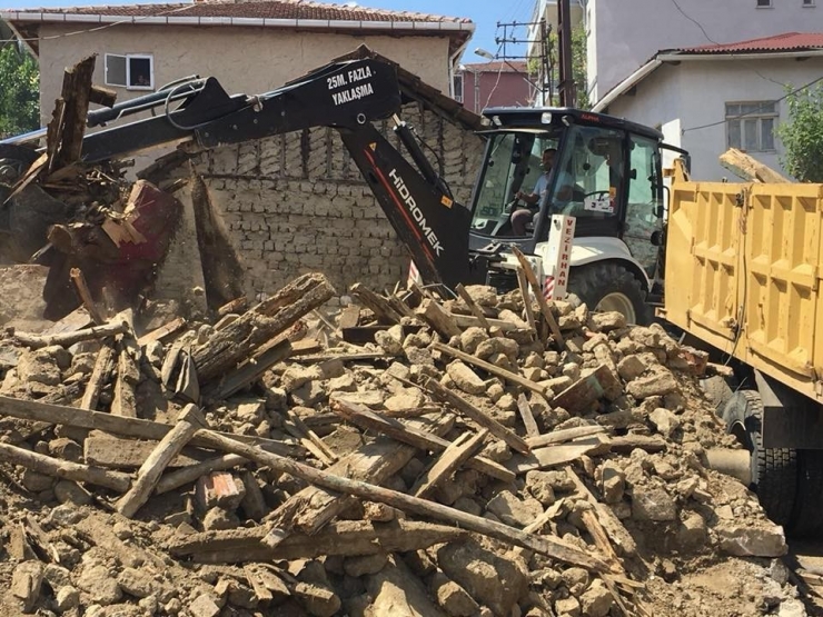 Vezirhan’da Metruk Binalar Yıkılıyor
