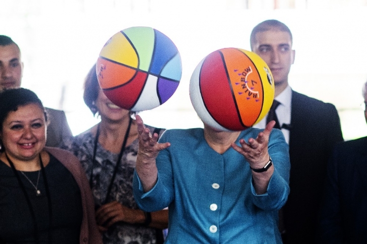 Merkel, Beyrut’ta Suriyeli Çocuklarla