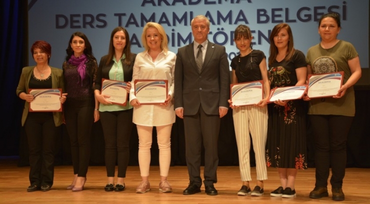 Akadema Ders Tamamlama Belgeleri Takdim Edildi