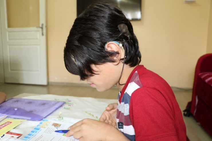 Çocuklarının Dünyayla İletişimlerinin Kesilmesini İstemiyor