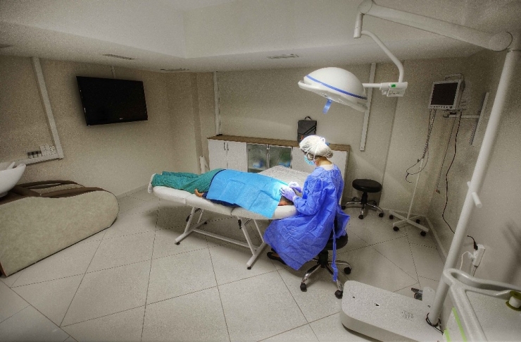 İzmir’e Yeni Saç Ekim Merkezi