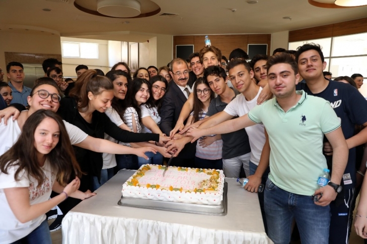 Adil Sani Konukoğlu’ndan Öğrencilere Öneriler