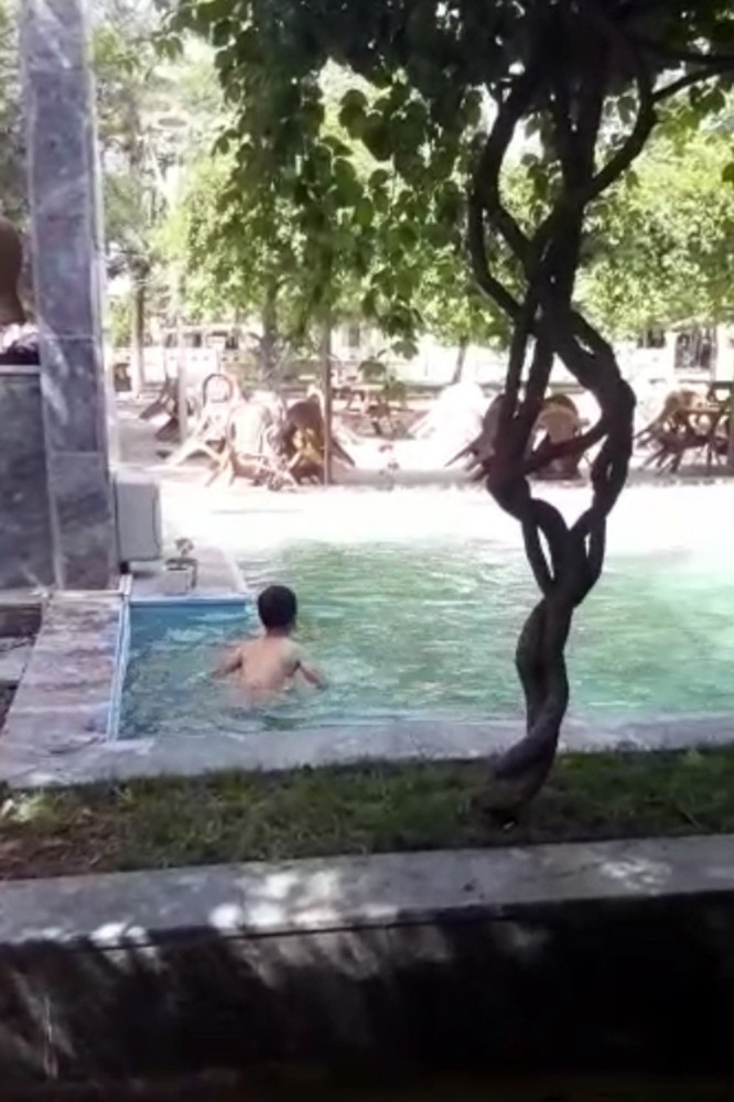 Her Yerde Yağış Varken, O İlçede Çocuklar Süs Havuzunda Serinliyor