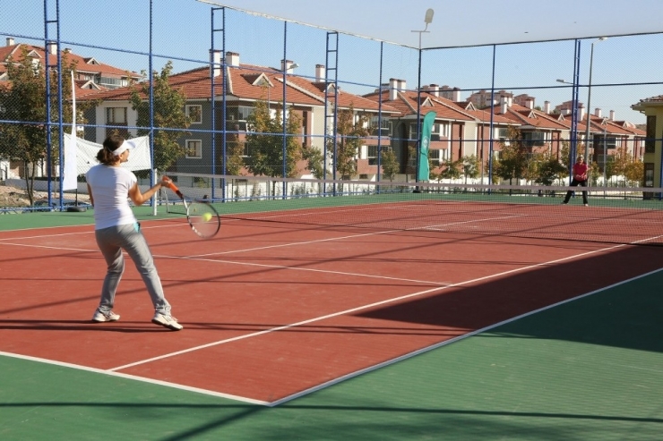 Odunpazarı’ndan Gençlere Ücretsiz Tenis Dersleri