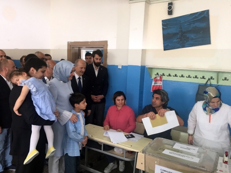 Bakan Kaya, Oyunu Çocuklarıyla Birlikte Kullandı