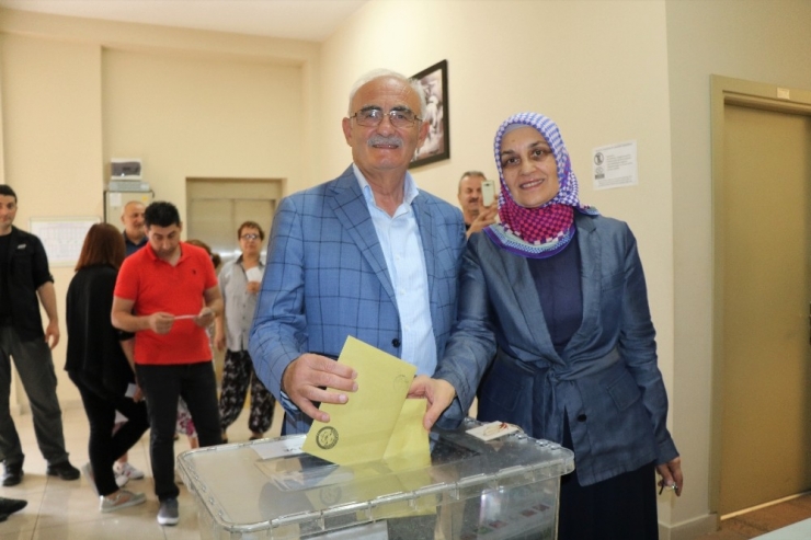 Milletvekili Adayı Yılmaz Oyunu Kullandı