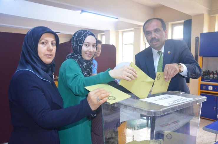 Ak Parti Trabzon Milletvekili Adayları Oylarını Kullandı