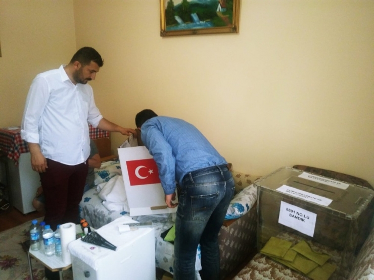 Alaplı’da 5 Engelli Ve Hasta Seyyar Sandıkla Evinde Oy Kullandı