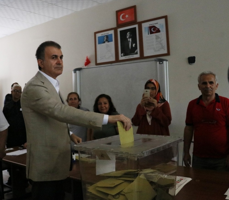 Bakan Çelik Adana’da Oyunu Kullandı