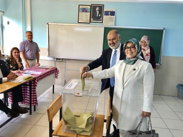 Niğde’de Ak Partililer Oylarını Kullandı