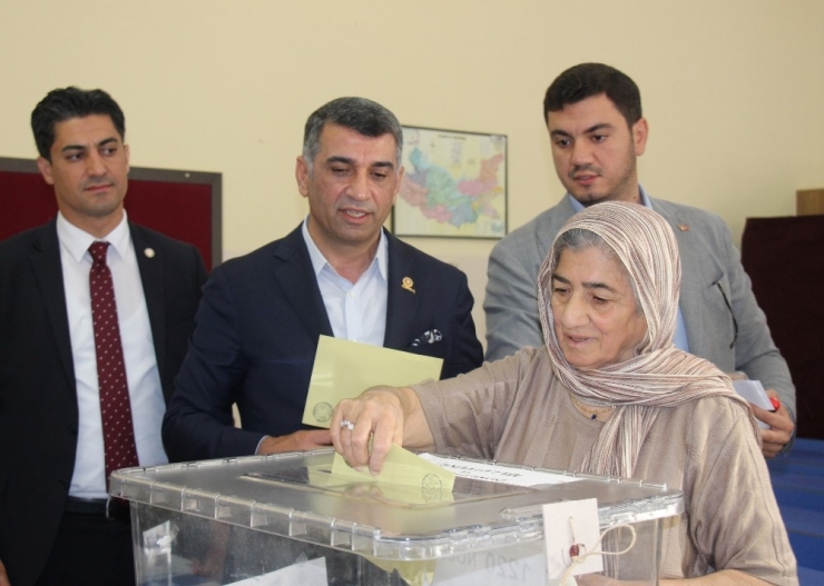 Milletvekili Erol, Oyunu Annesiyle Birlikte Kullandı