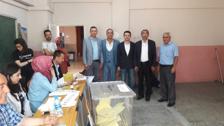 Parti Başkanları Oylarını Birlikte Kullandı