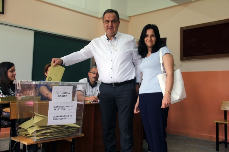 Giresun Belediye Başkanı Kerim Aksu Oyunu Kullandı