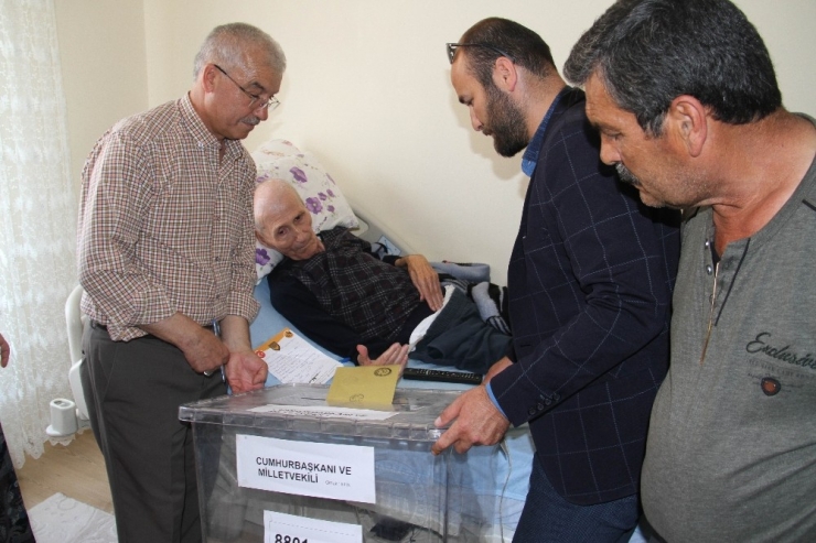 Seyyar Sandıkta Oylarını Kullandılar