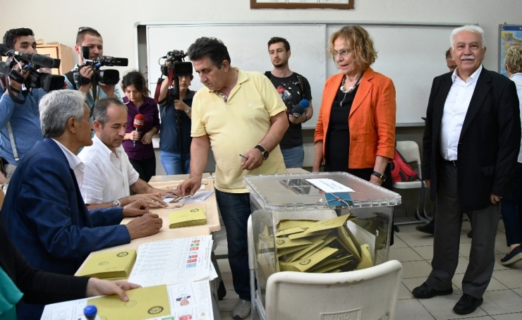 Cumhurbaşkanı Adayı Doğu Perinçek Oyunu Beşiktaş’ta Kullandı