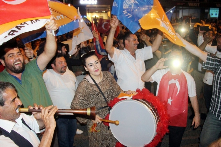 Samsun’da Coşkulu Seçim Kutlaması