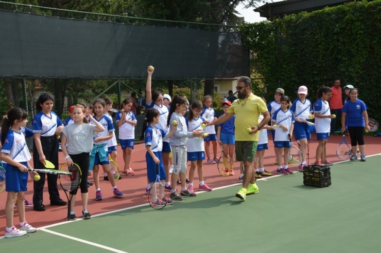 Anadolu Üniversitesi Minik Öğrencilere Sporu Aşılamaya Devam Ediyor