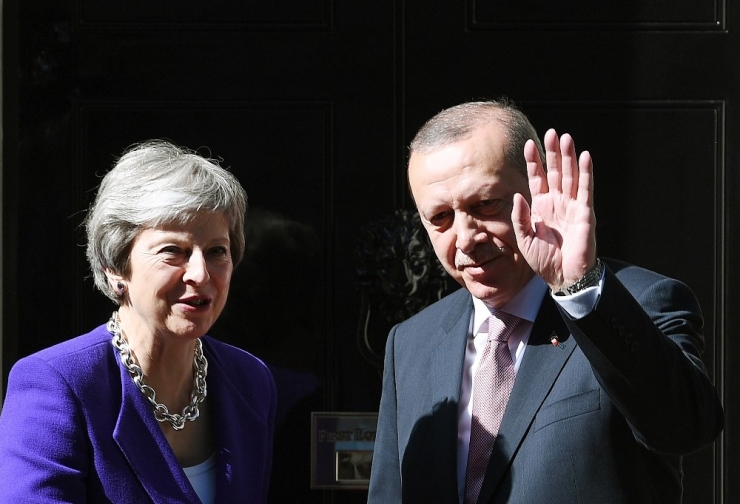 İngiltere Başbakanı May, Cumhurbaşkanı Erdoğan‘ı Tebrik Etti