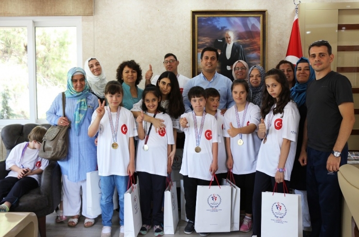İl Müdürü Öztürk, Özel Sporcuları Ödüllendirdi