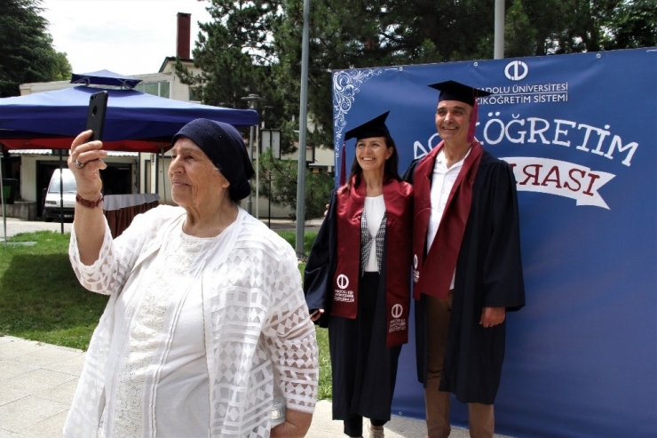 Diplomalarını Okuma Yazma Bilmeyen Anneleriyle Aldılar