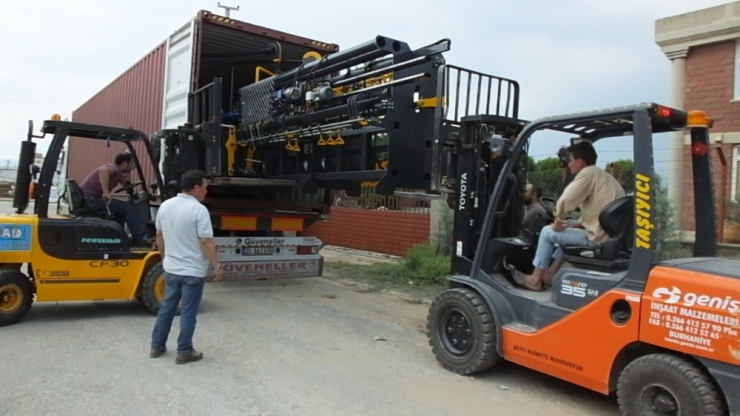 Balıkesirli İş Adamı Cezayir’e Makine İhraç Etti