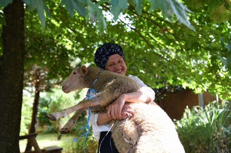 Başkan Üzülmez’den Anlamlı Hediye