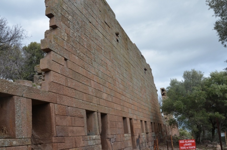 Aigai Kazı Çalışmalarına Yunusemre’den Destek