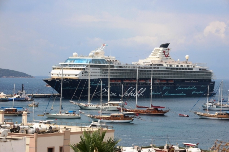 Bodrum’a Denizden Turist Yağdı