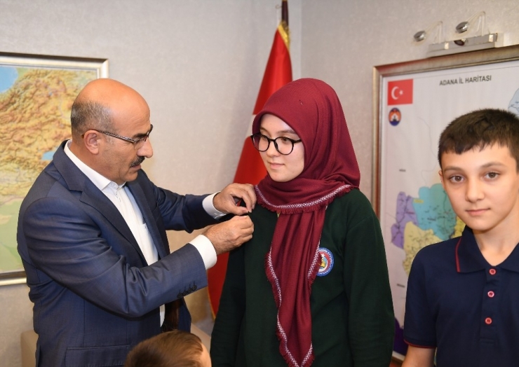 Vali Demirtaş, Lgs Birincisi Azra Kargı’ya Altın Taktı