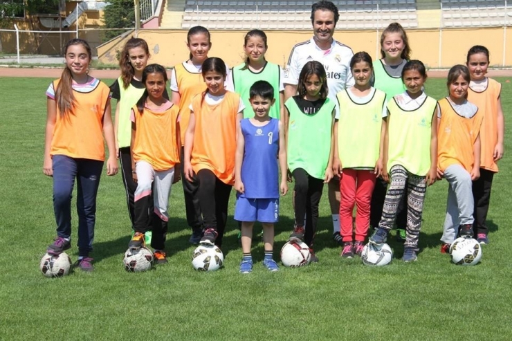 Erzincan’da Kızlar Futbolla Tanışıyor