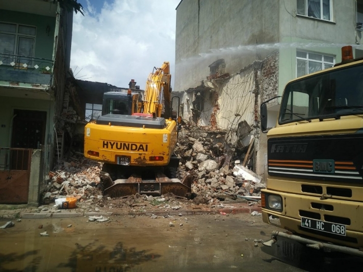 İzmit’te Harabe Yapılar Yıkılıyor