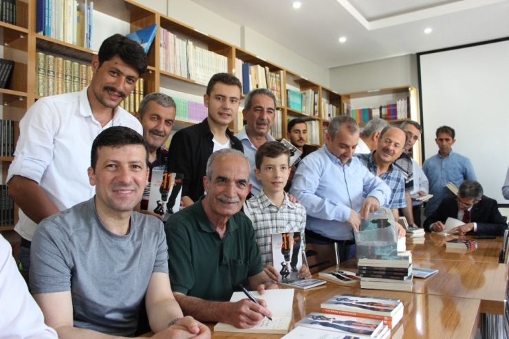 Erzincanlı Yazarlar Kitap Kafe De Okurlarıyla Buluştu