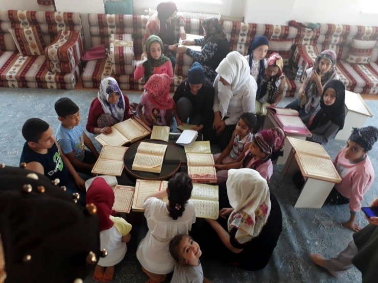 Çocuklar Kuran-ı Kerim Öğreniyor