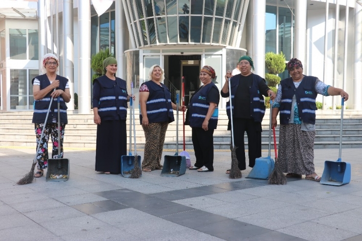 İzmit Sokaklarının Temizliği Ev Hanımlarına Emanet