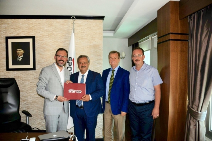 Burhaniye’de Yeni Stadyum İçin İmzalar Atıldı