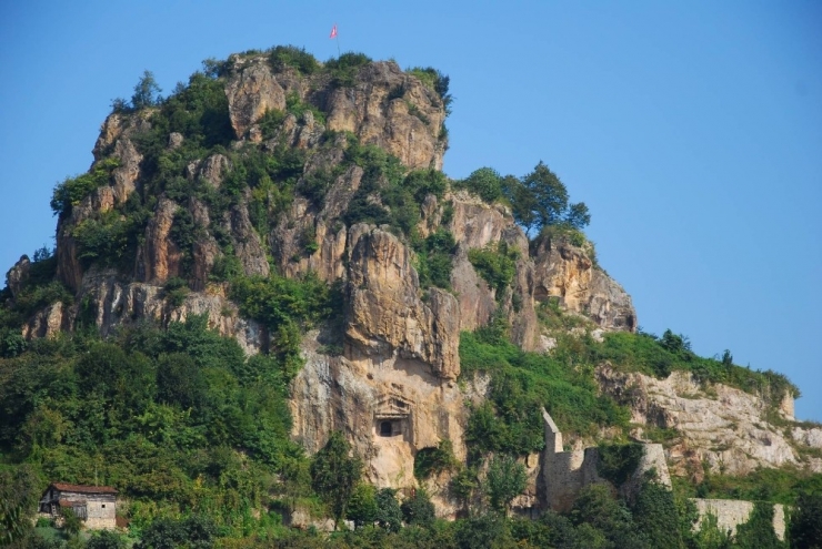 Tarihi Ünye Kalesi’nde Kazı Başladı