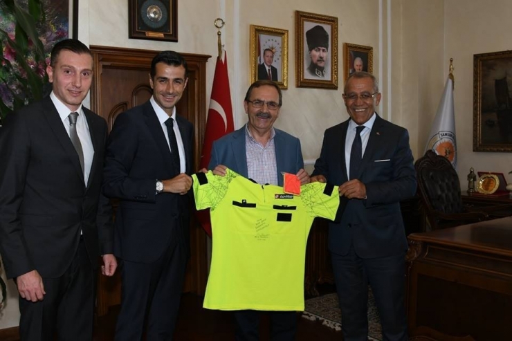 Mete Kalkavan’dan Başkan Şahin’e Hakem Forması İle Sarı Ve Kırmızı Kart