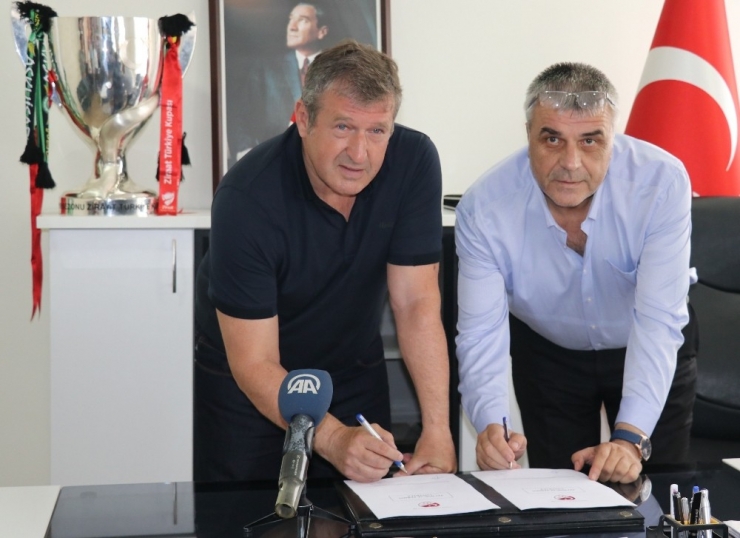 Akhisar Belediyespor’un Yeni Teknik Direktörü Susic İmzayı Attı