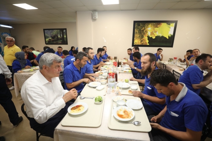 Başkan Karaosmanoğlu, Fabrika İşçileriyle Bir Araya Geldi