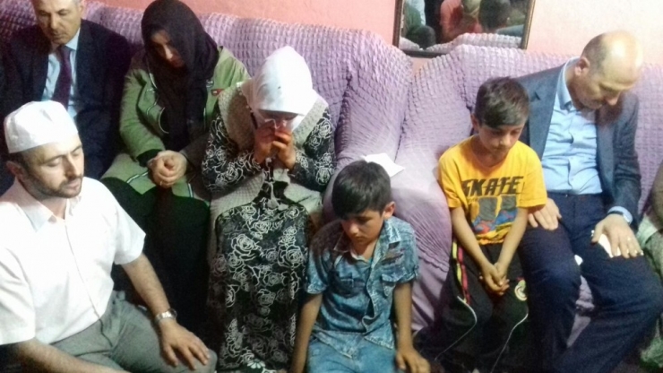 Bakan Soylu’dan, İnfaz Edilen Bakkalın Ailesine Taziye Ziyareti